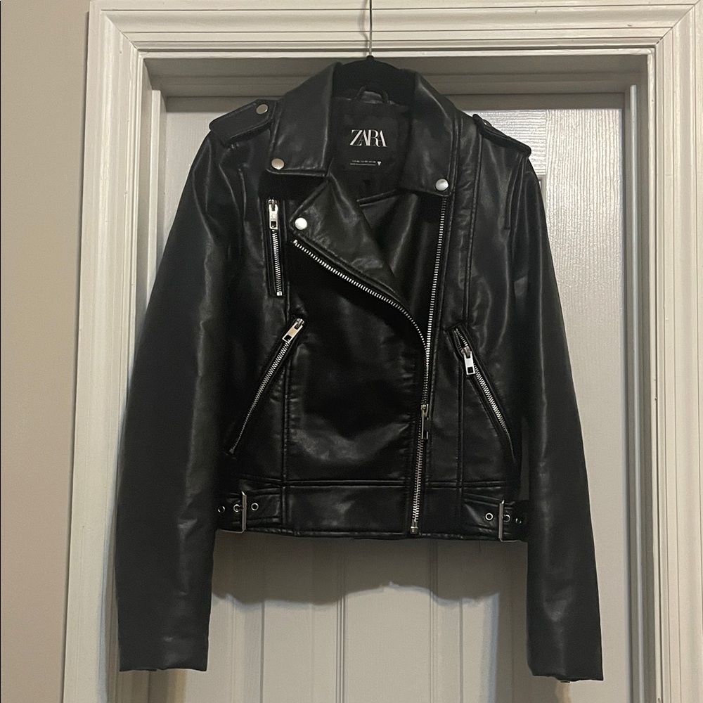 Zara Women's Sleek Black Leather Biker Jacket - Picture 1 of 3